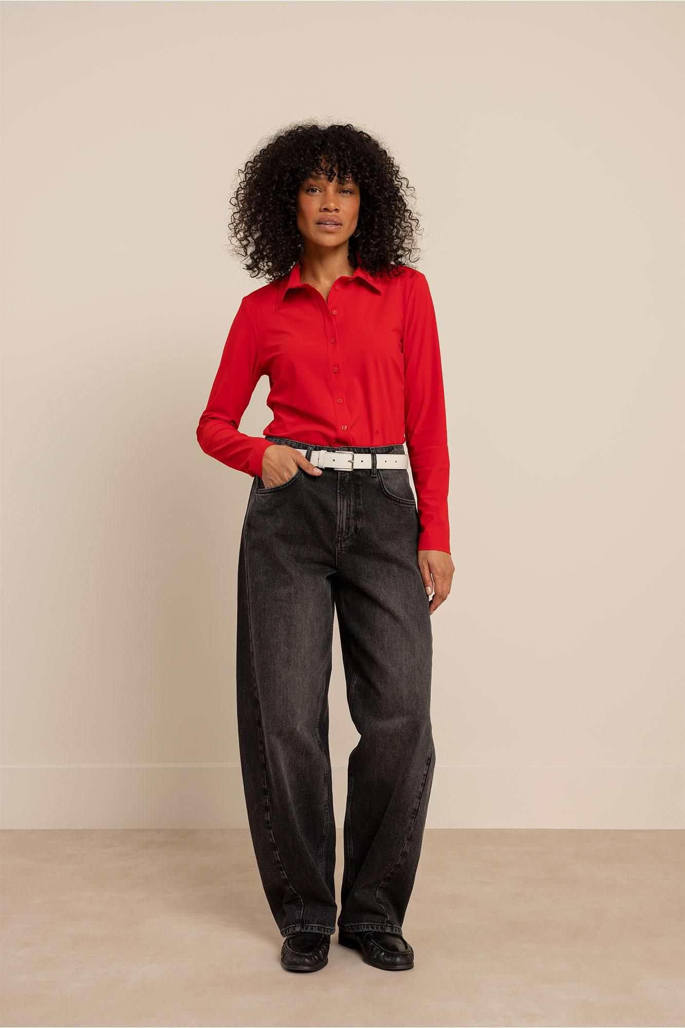 Poppy shirt van Studio Anneloes in rich red met klassieke kraag, gedragen met de Frenkie balloon trousers in grijze wassing denim