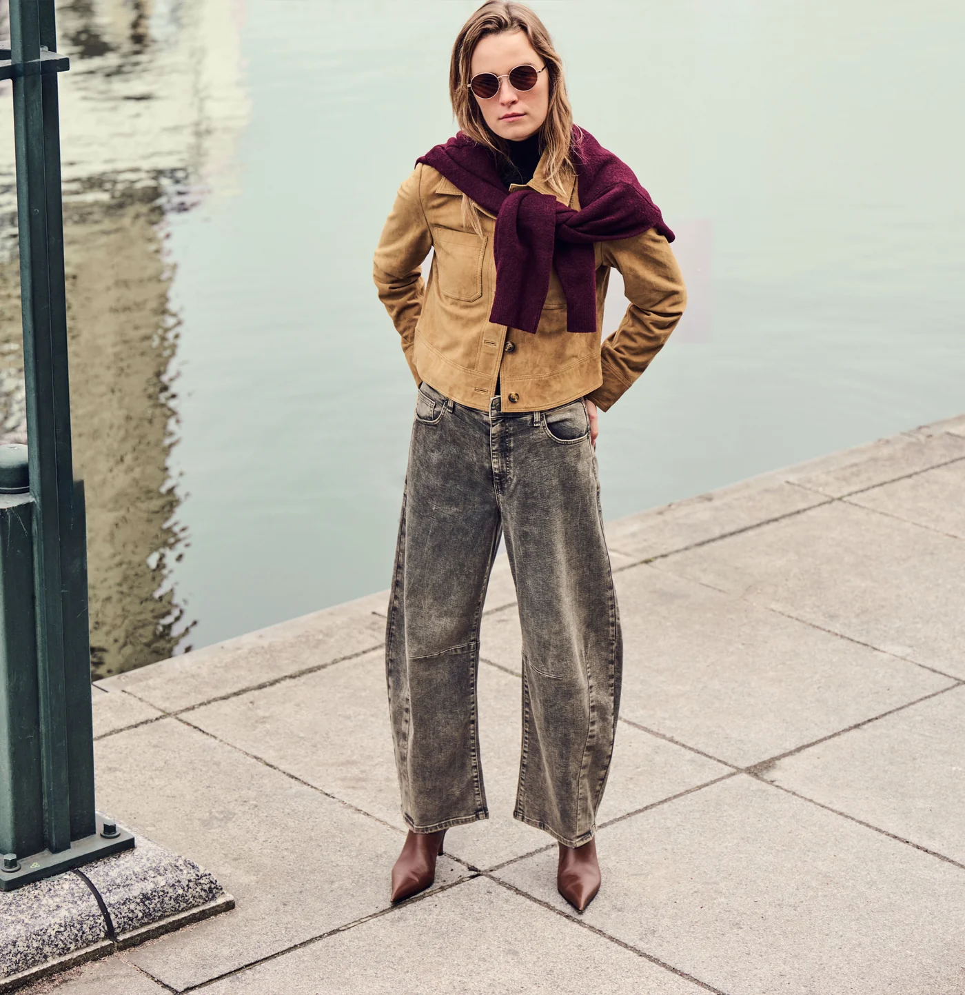 Model in de barrel jeans van MAC in een bruin washed wassing