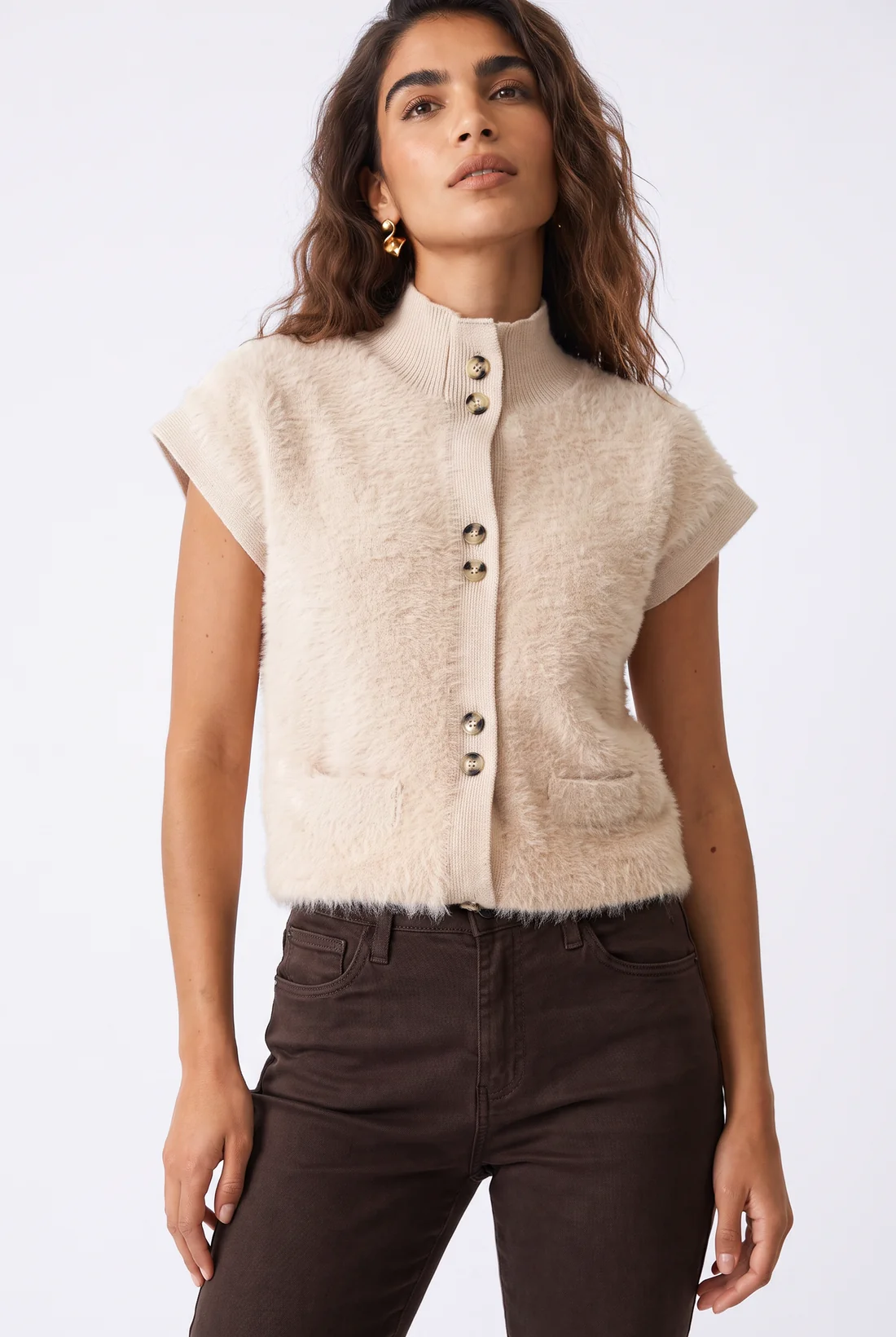 Fluffy vest van Florèz in beige met knoopsluiting en kleine zakjes