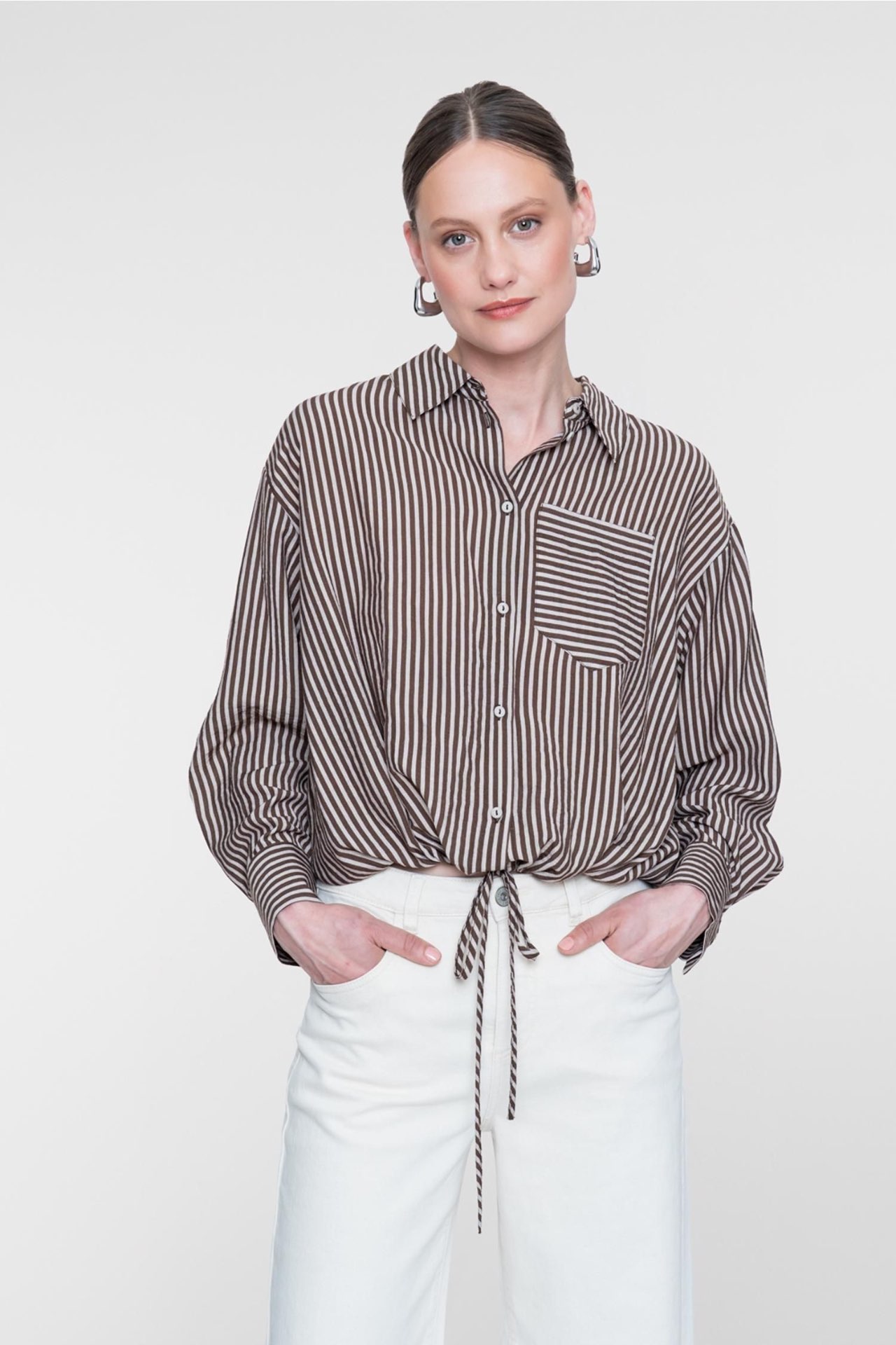 Geisha streep blouse in zand met bruin met strikdetail en borstzak