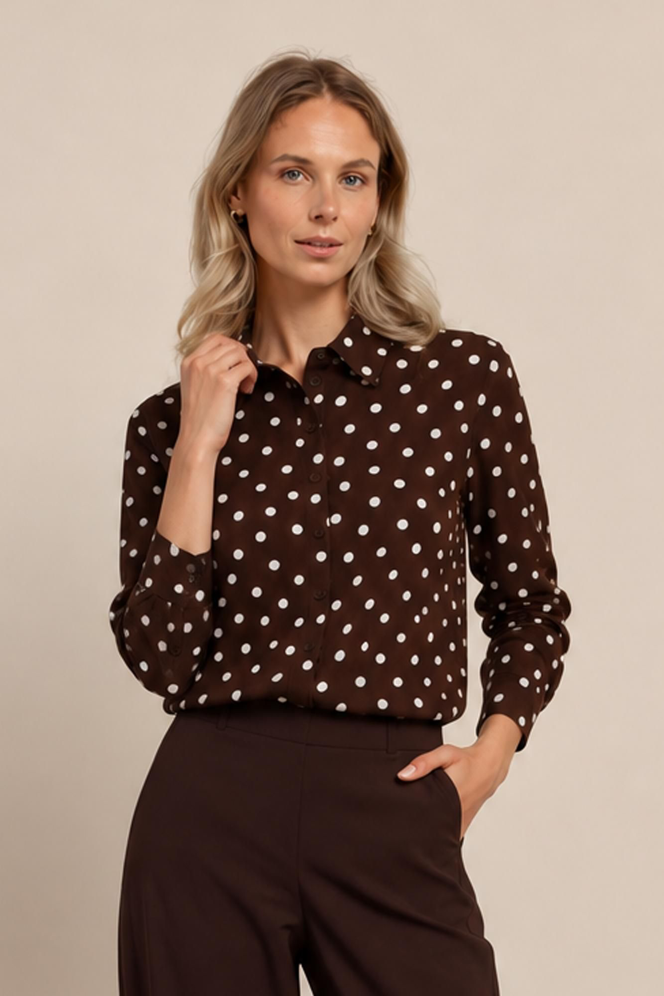 Blouse met witte dots in espresso travelstof van Studio Anneloes, gedragen met een donkerbruine broek