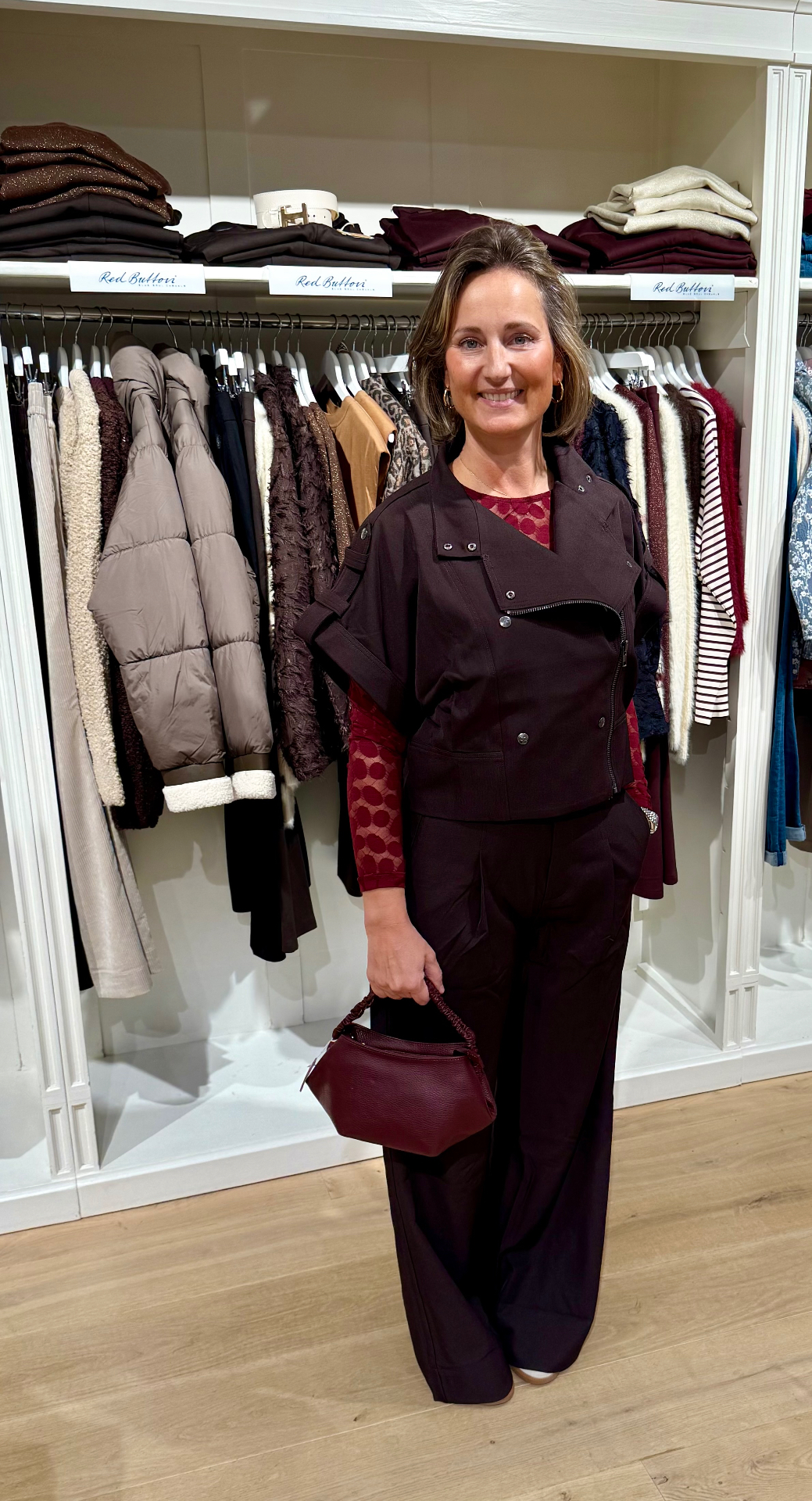 Co Couture outfit in donkerbruin: jasje met ritsen en pantalon met bandplooi, gedragen met bordeauxrode mesh top