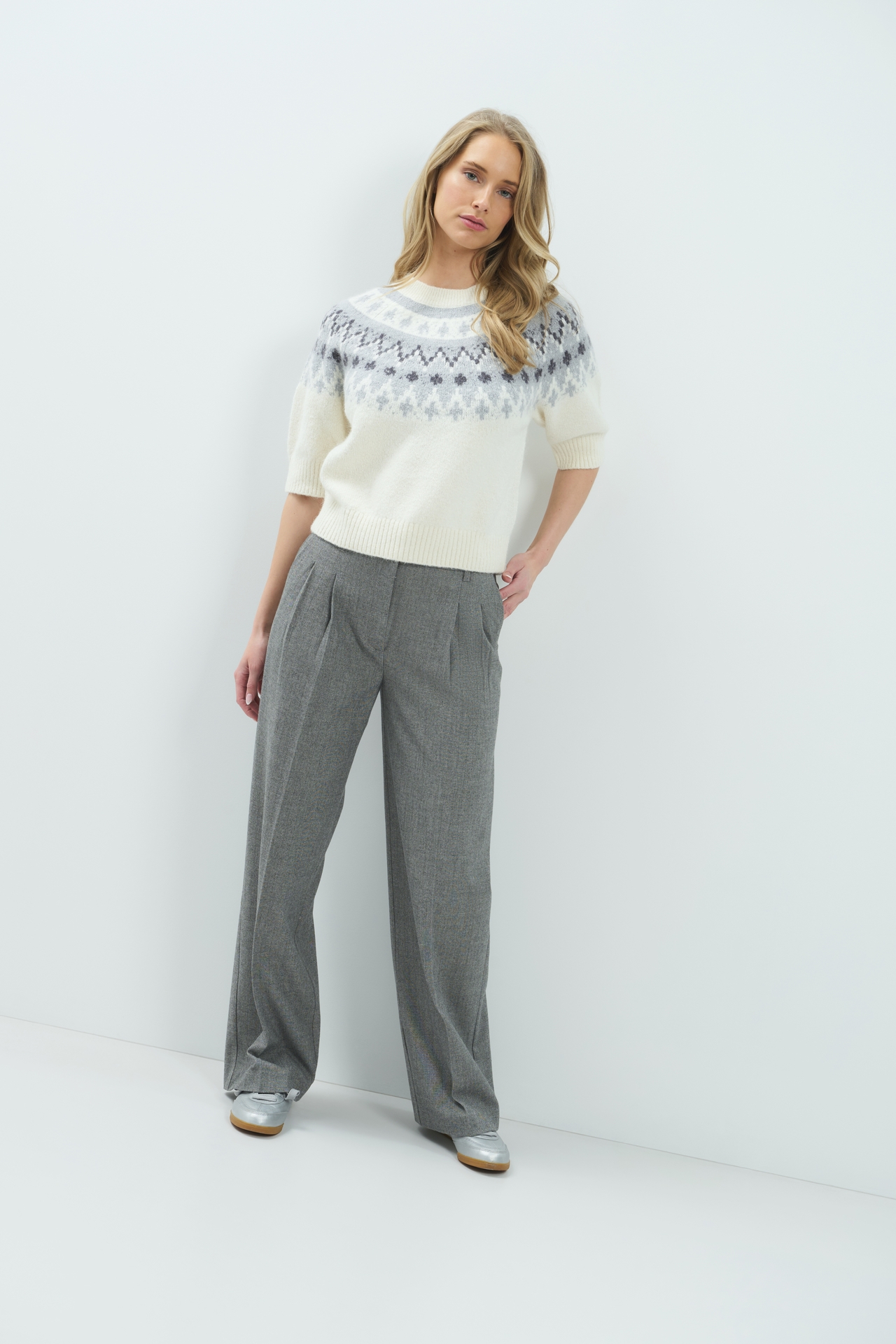 Model in de zachte gebreide trui van YAYA met Noors jacquardpatroon in beige