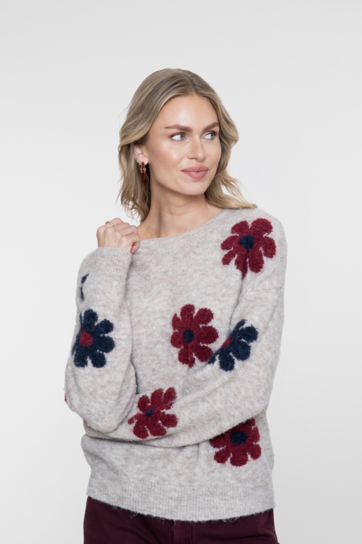 Geisha trui met bloemenprint in bordeaux en donkerblauw op beige, gedragen met een jeans