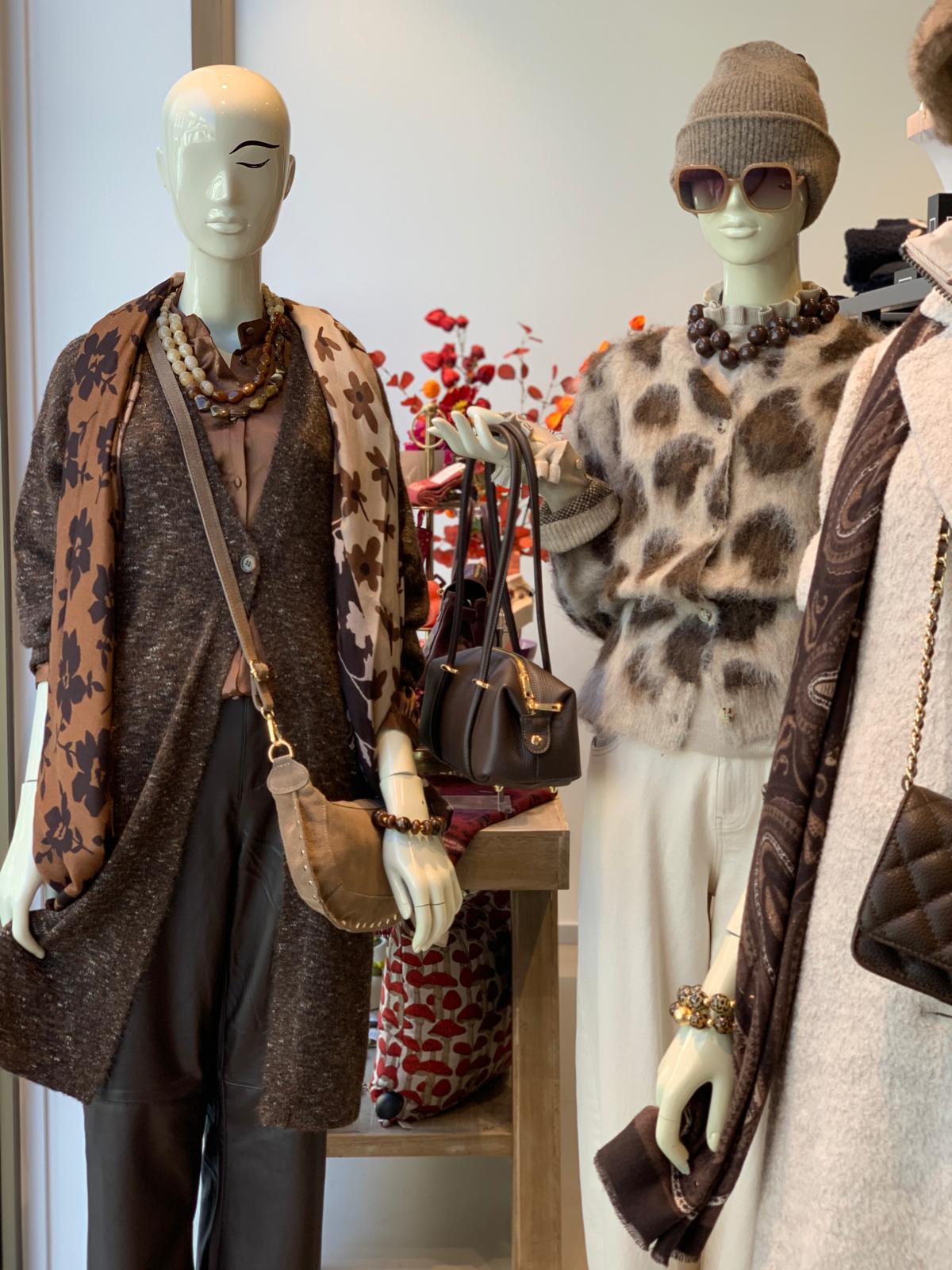 Etalage met winterse combinaties bij Pastelle