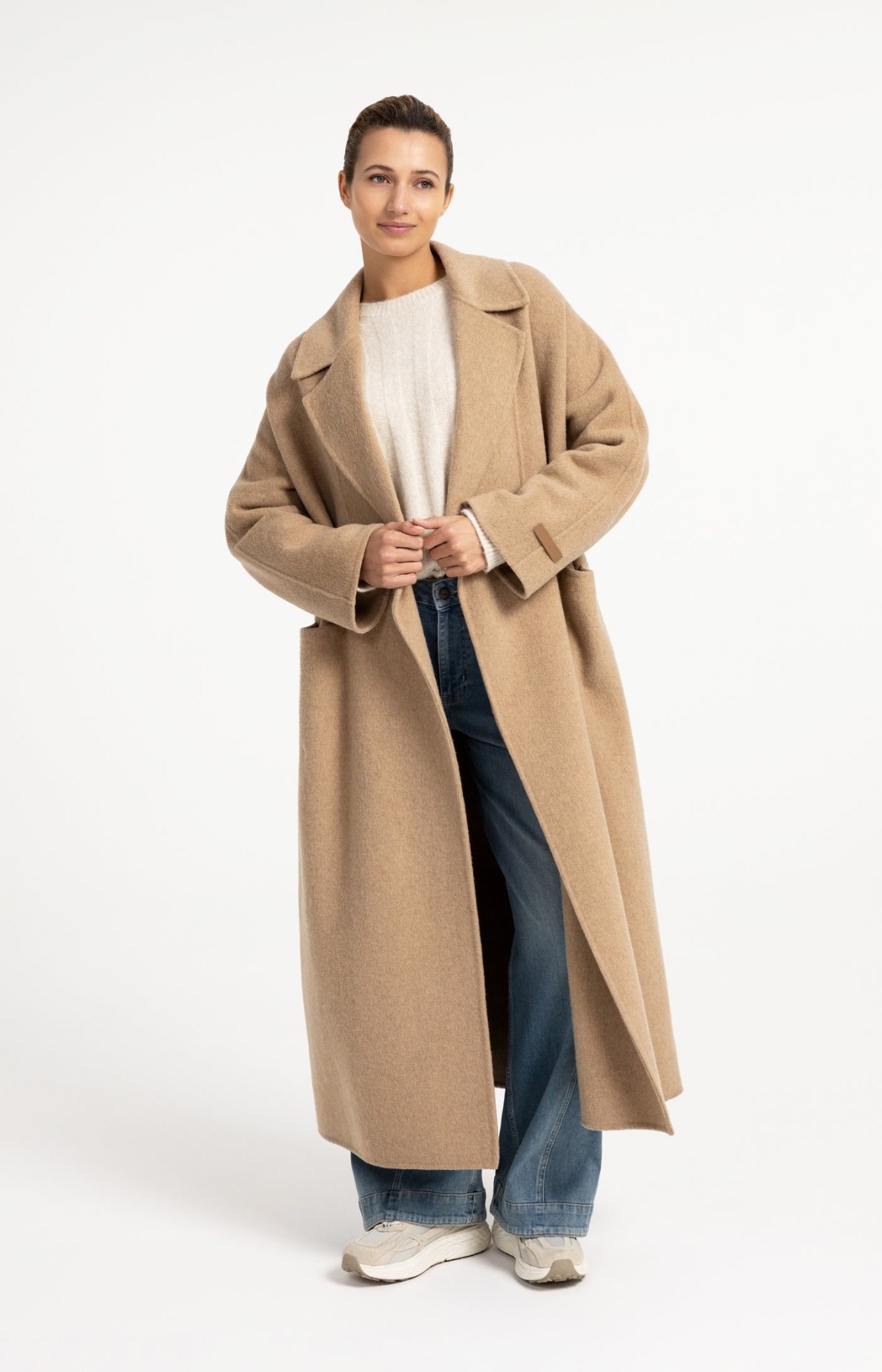 Extra lange jas van YAYA van zachte wolmix in cornstalk brown melange, oversized gedragen met een ecru trui en blauwe jeans