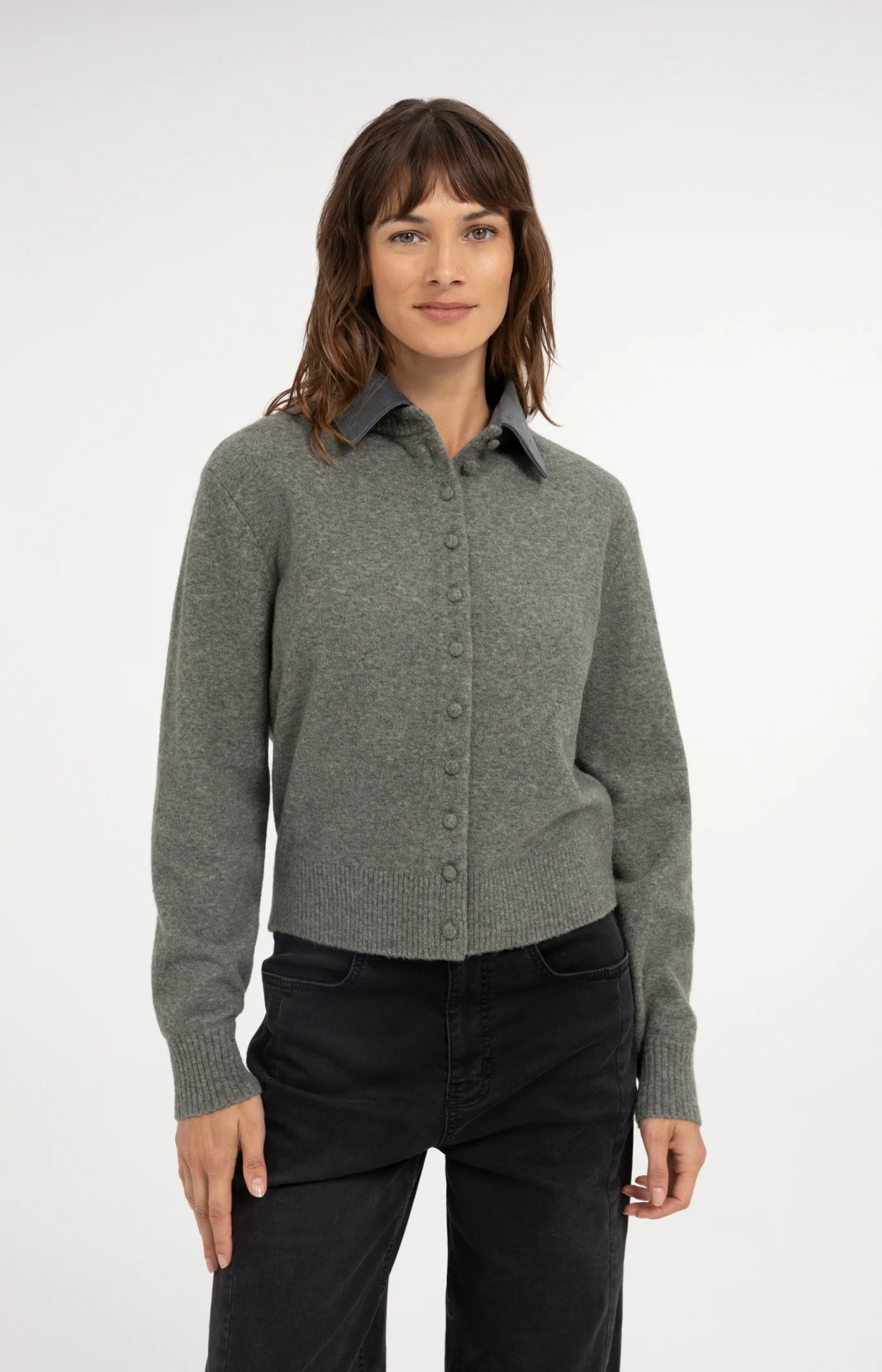 Model in een vestje met los kraagje in soap grey melange, met het kraagje in suédine look