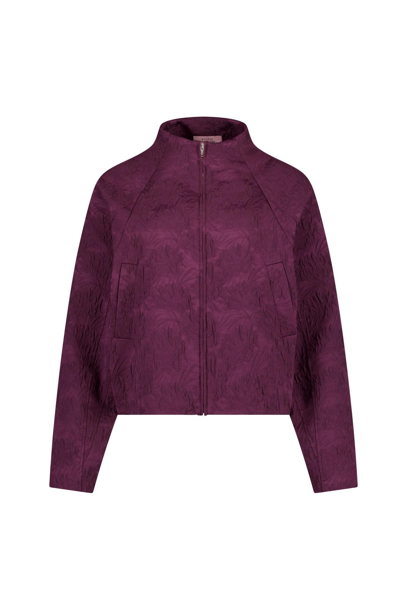 Mels bomber jacket van Studio Anneloes in aubergine met reliëfstructuur, gedragen over een gestreepte blouse