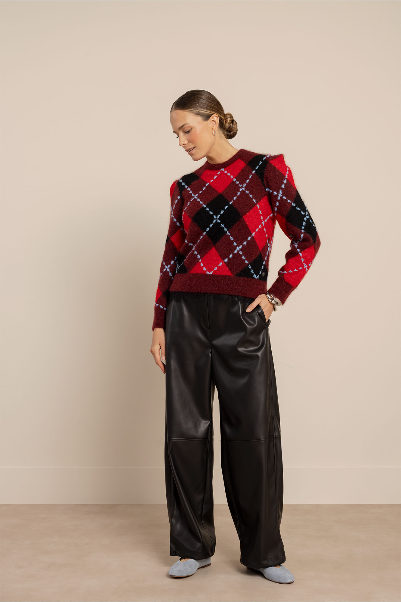 Model in de Studio Anneloes Arly Argyle pullover in Black, Red Wine en Rich Red