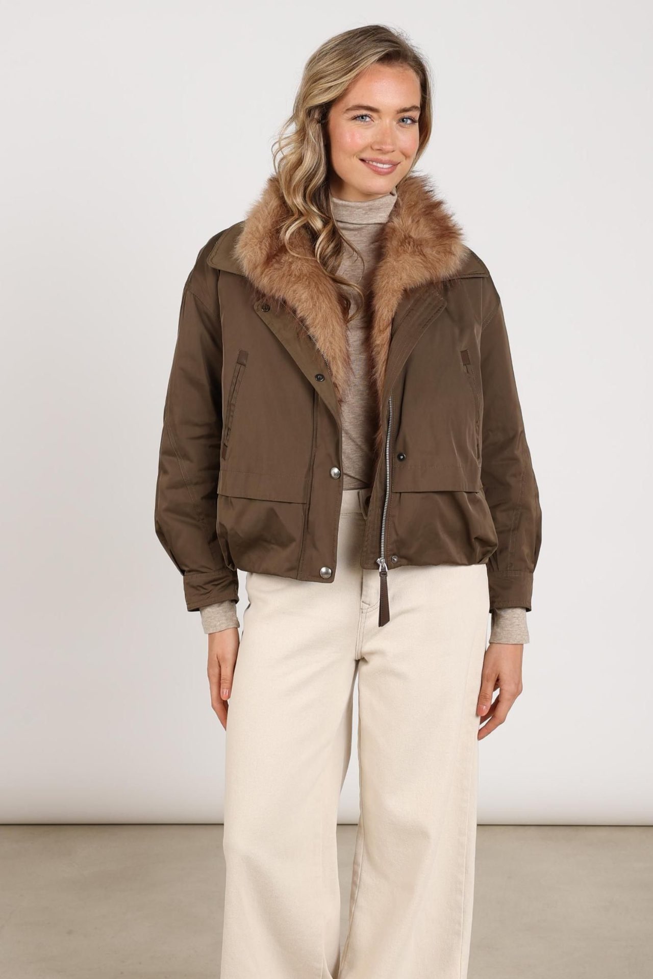 Olijfbruine jas van Nukus met fake fur kraag