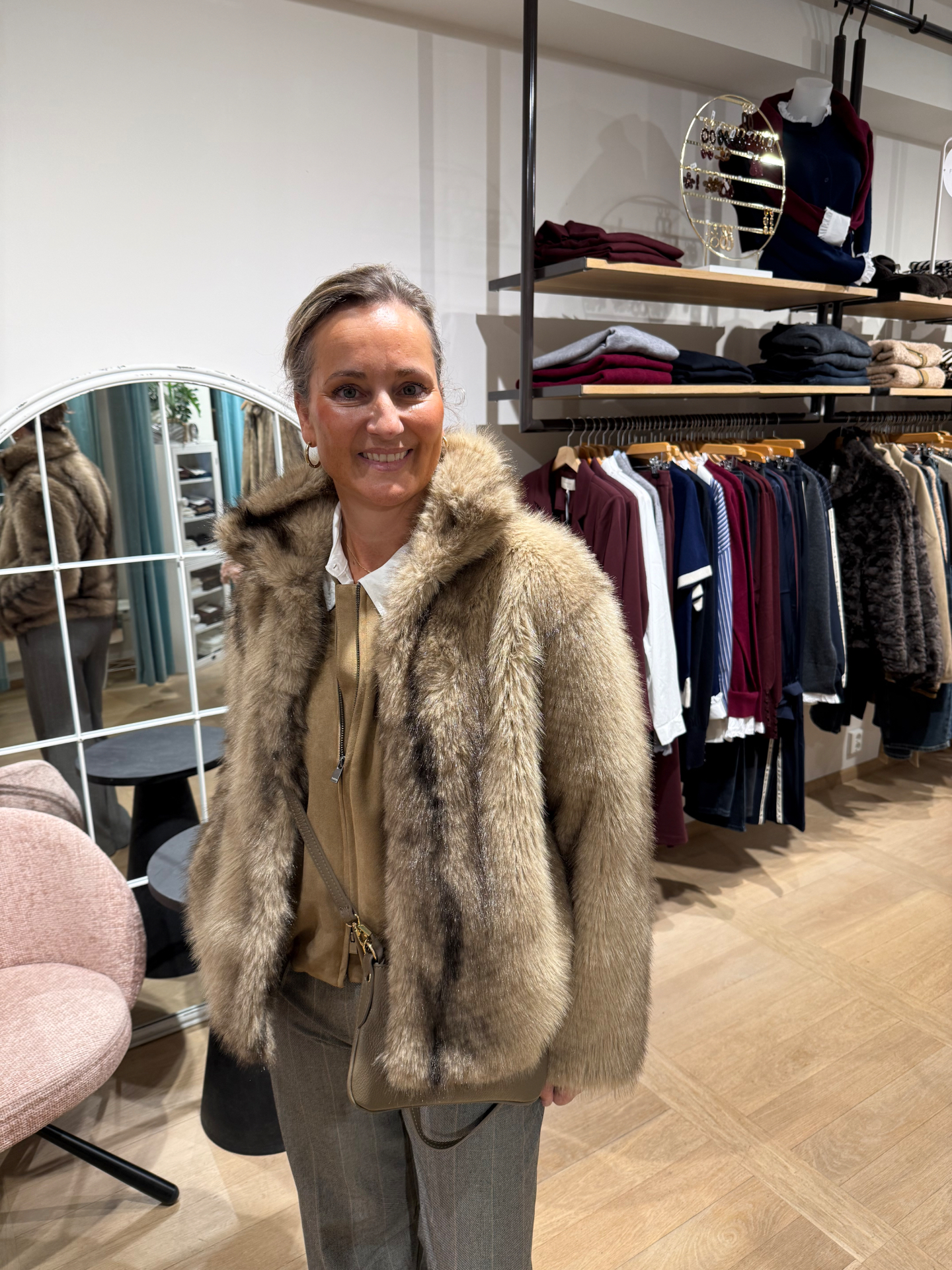 Taupekleurige fake-fur jas van Silvian Heach, gedragen in de winkel