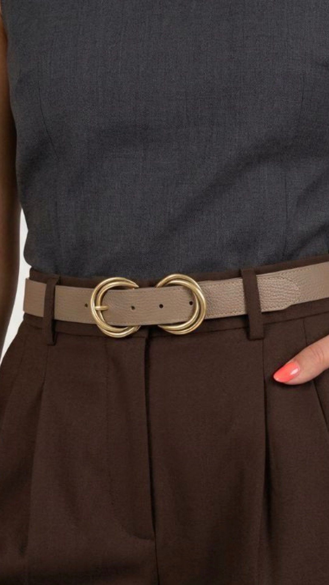 Taupe leren ceintuur met dubbele gouden buckle, gedragen op een donkere jurk