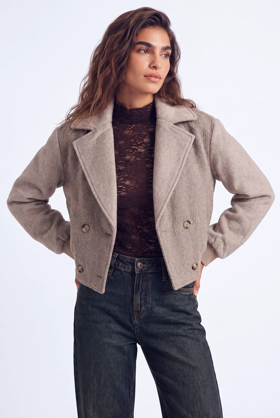 Taupe Estee Jacket van Florèz, gedragen met donkere jeans