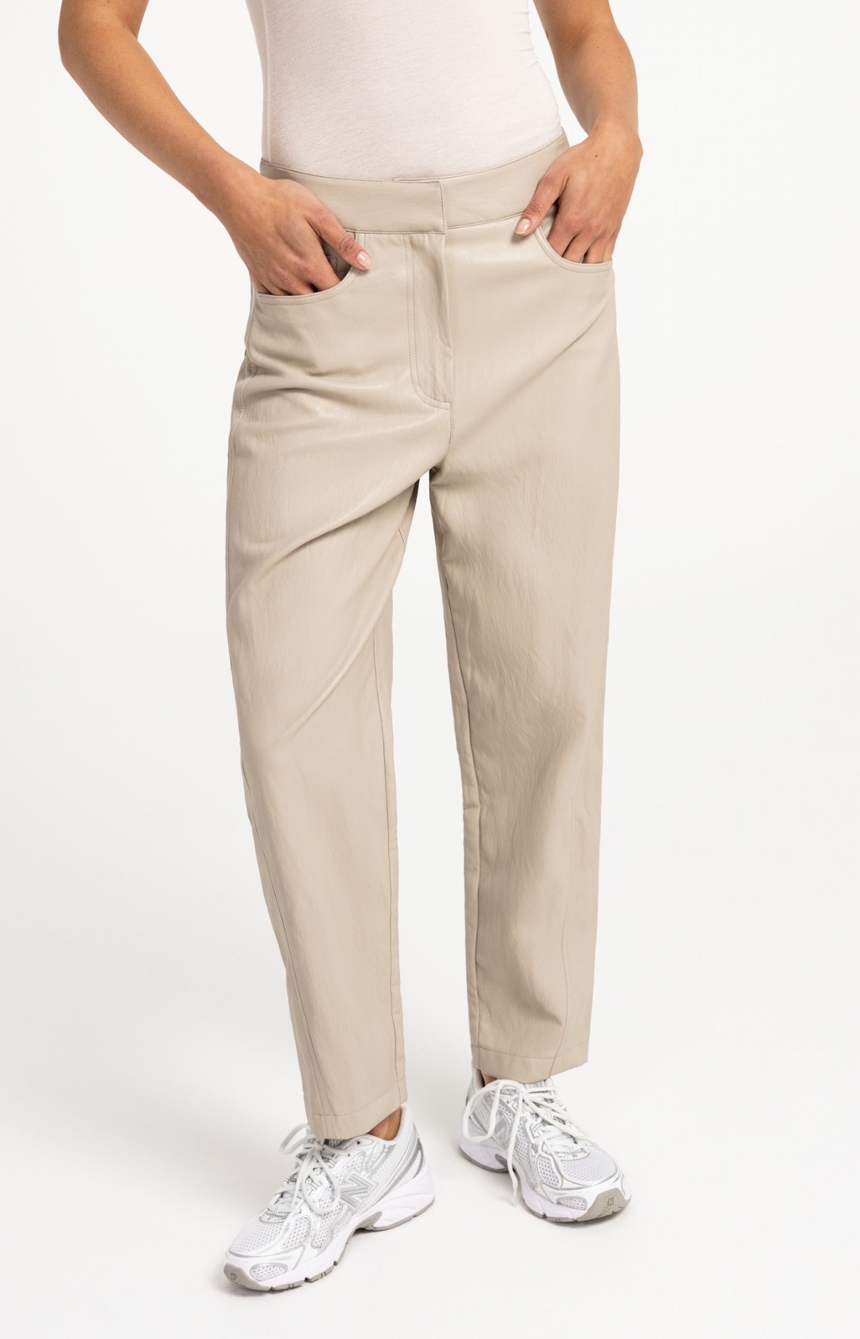 Model in een YAYA-broek van imitatieleer met tabs en toelopende pijpen in pure cashmere grey