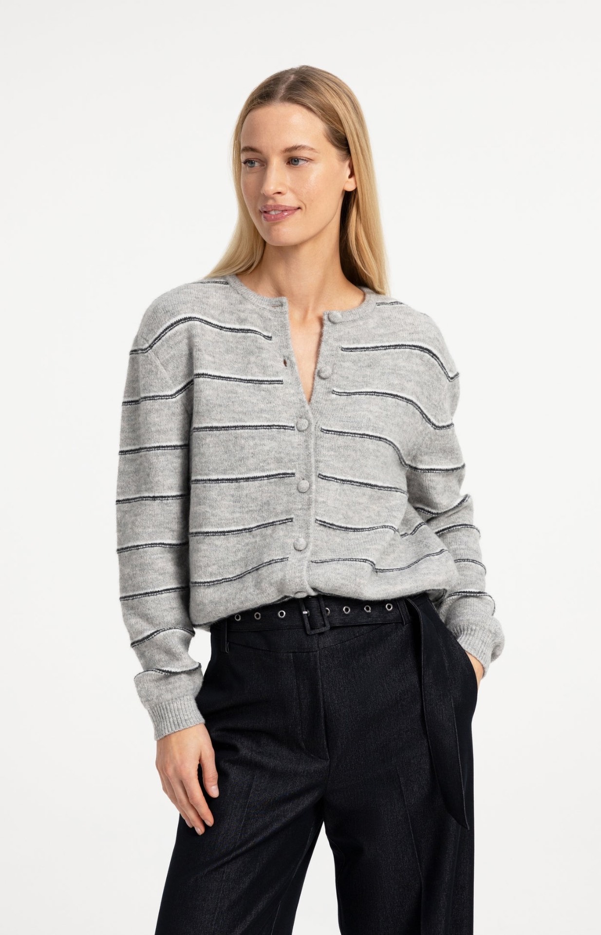 Gestreept vest van YAYA in grey melange met knoopsluiting, gedragen met een donkerblauwe pantalon in jeanslook