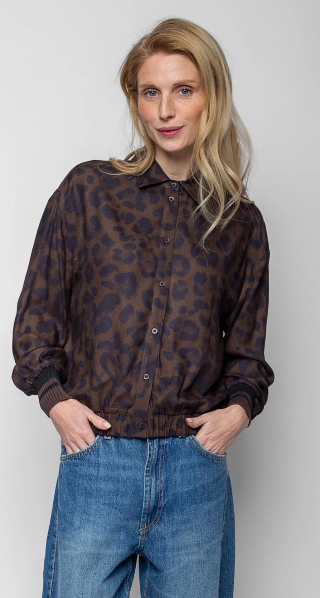 Model in de verkorte blouse met luipaardprint van Emily van den Bergh
