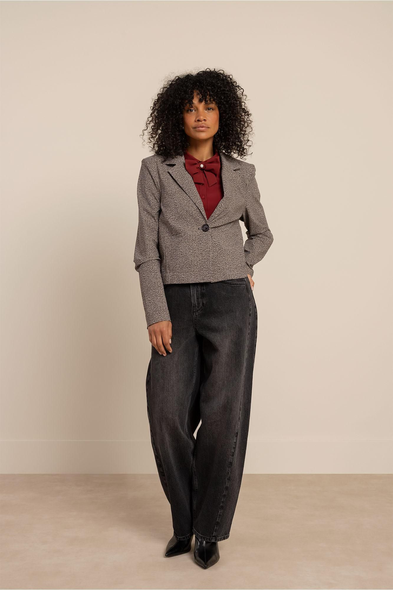 Korte blazer van Studio Anneloes in black/kit met een bordeauxrode blouse eronder en de grijze Frenkie balloon jeans