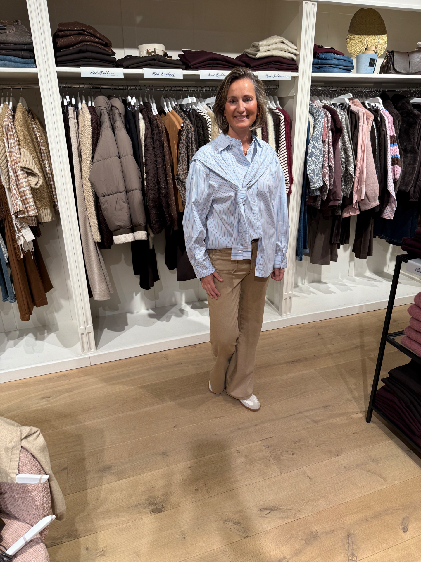 Co Couture blouse in licht blauw streepje met schouderdraperie, gedragen met een gekleurde jeans van Nukus