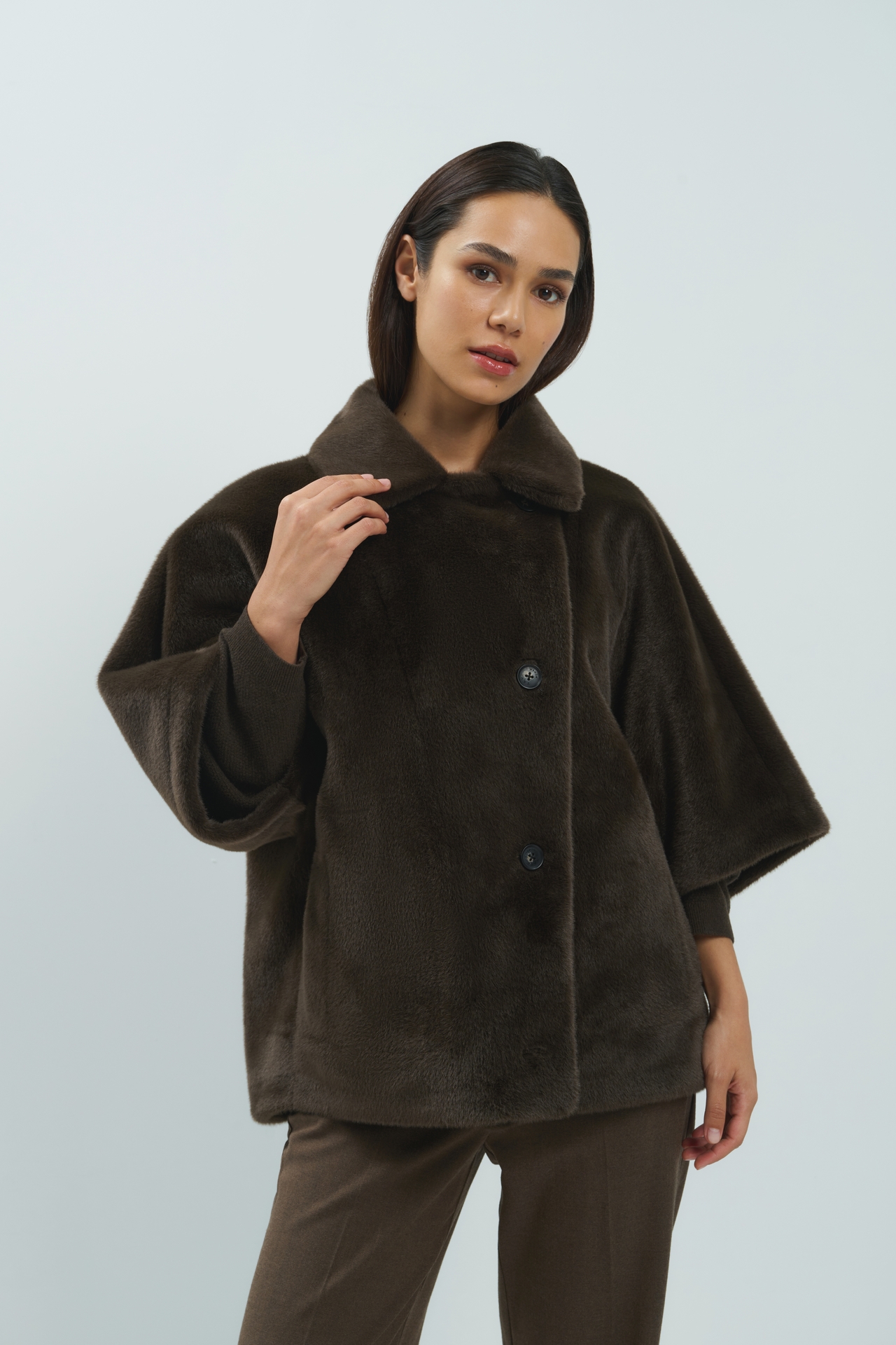 Model in een oversized faux fur jacket van YAYA in delicioso brown