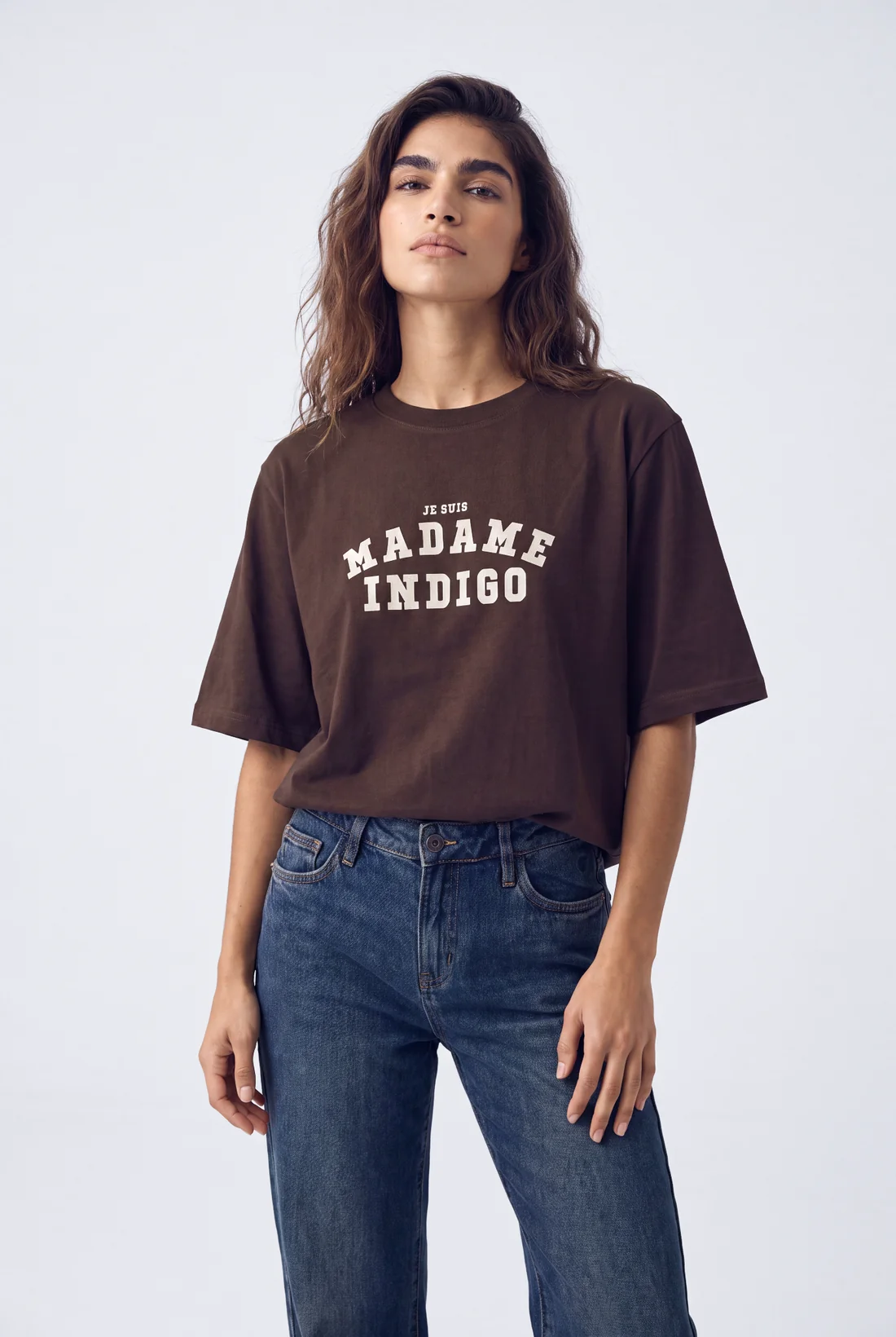 Donkerbruin oversized t-shirt van Florèz met de print Je suis Madame Indigo