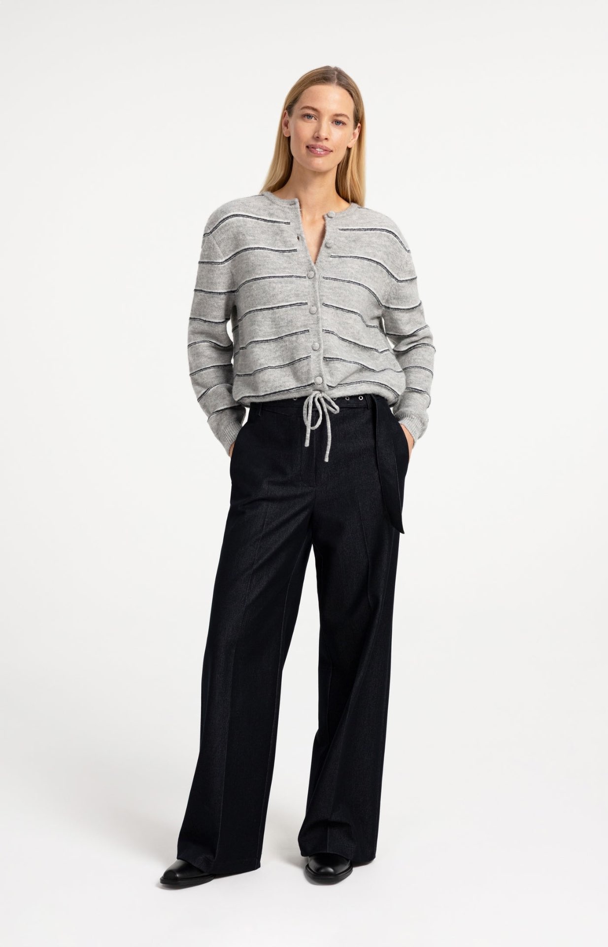 Donkerblauwe pantalon van YAYA in jeanslook, straight fit, met bijpassende ceintuur en gedragen met een gestreept vest