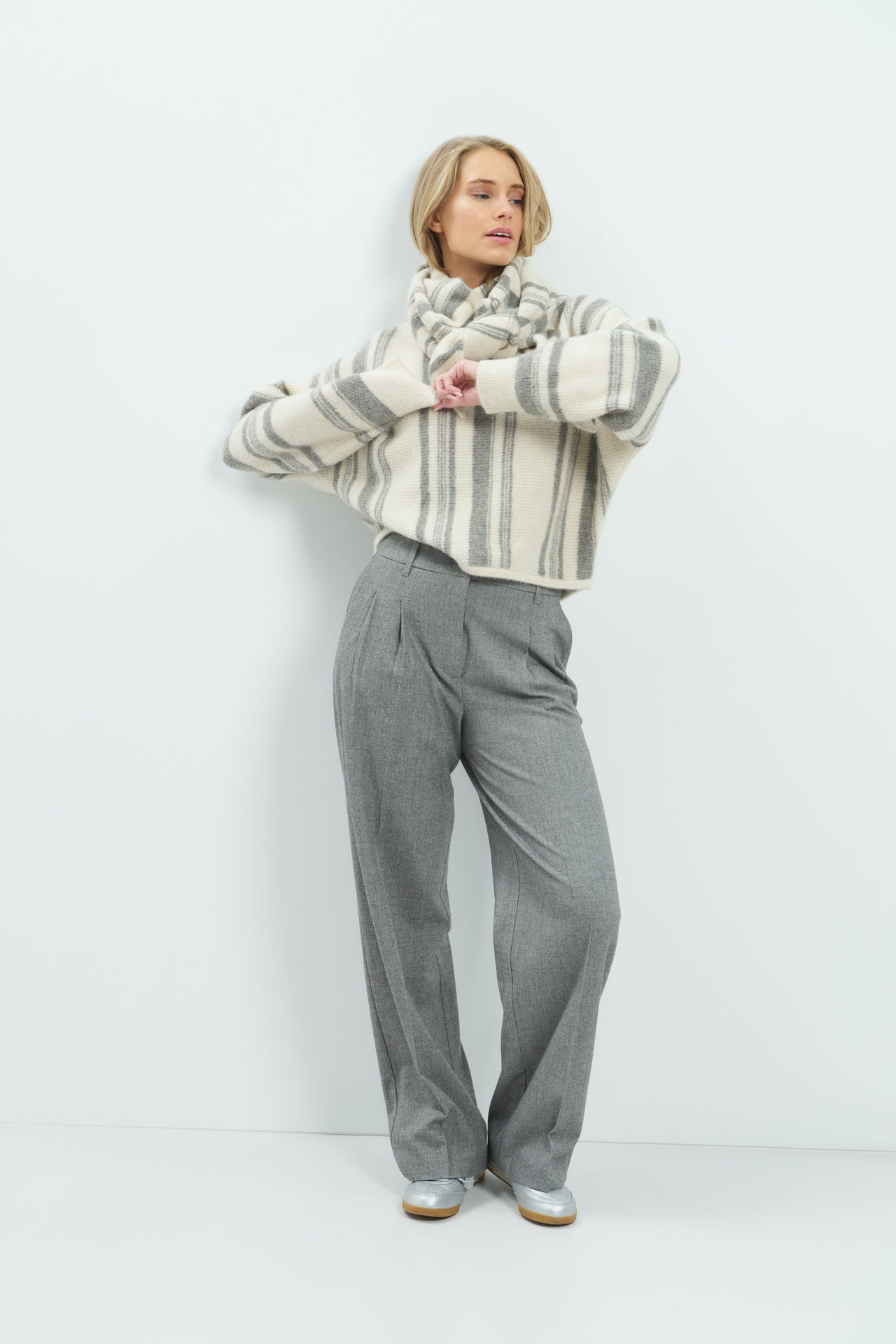 Model in een zachte YAYA-pantalon met wijde pijpen in medium grey melange