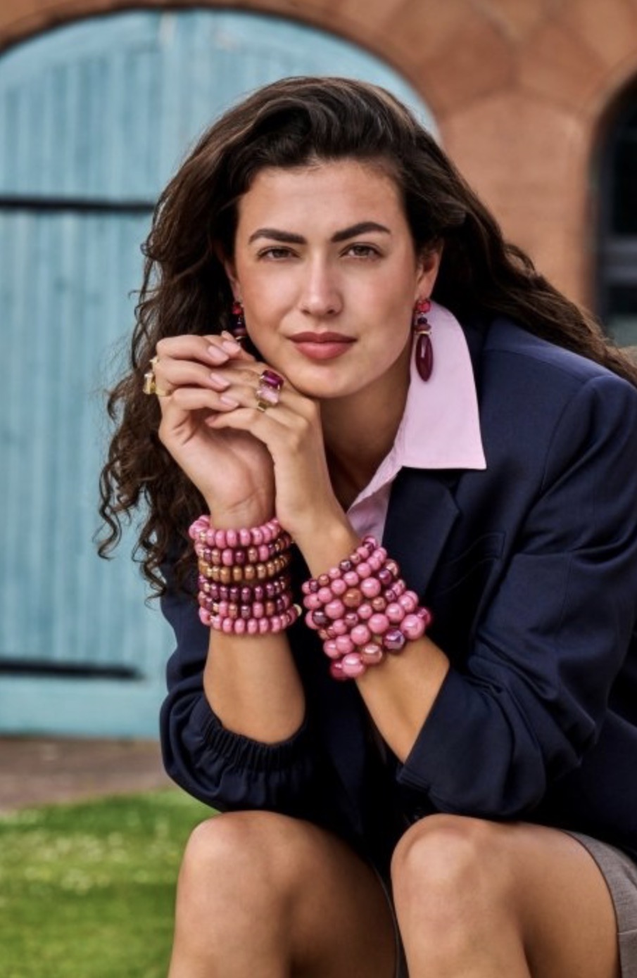 Model met roze armbanden en oorbellen