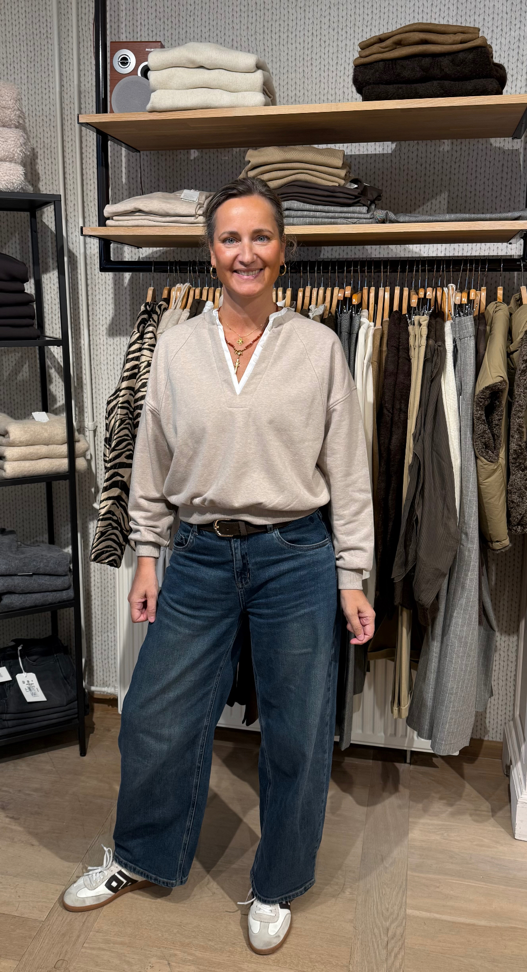 YAYA sweater met vastzittend wit blousekraagje en knoopjes, gedragen in de winkel