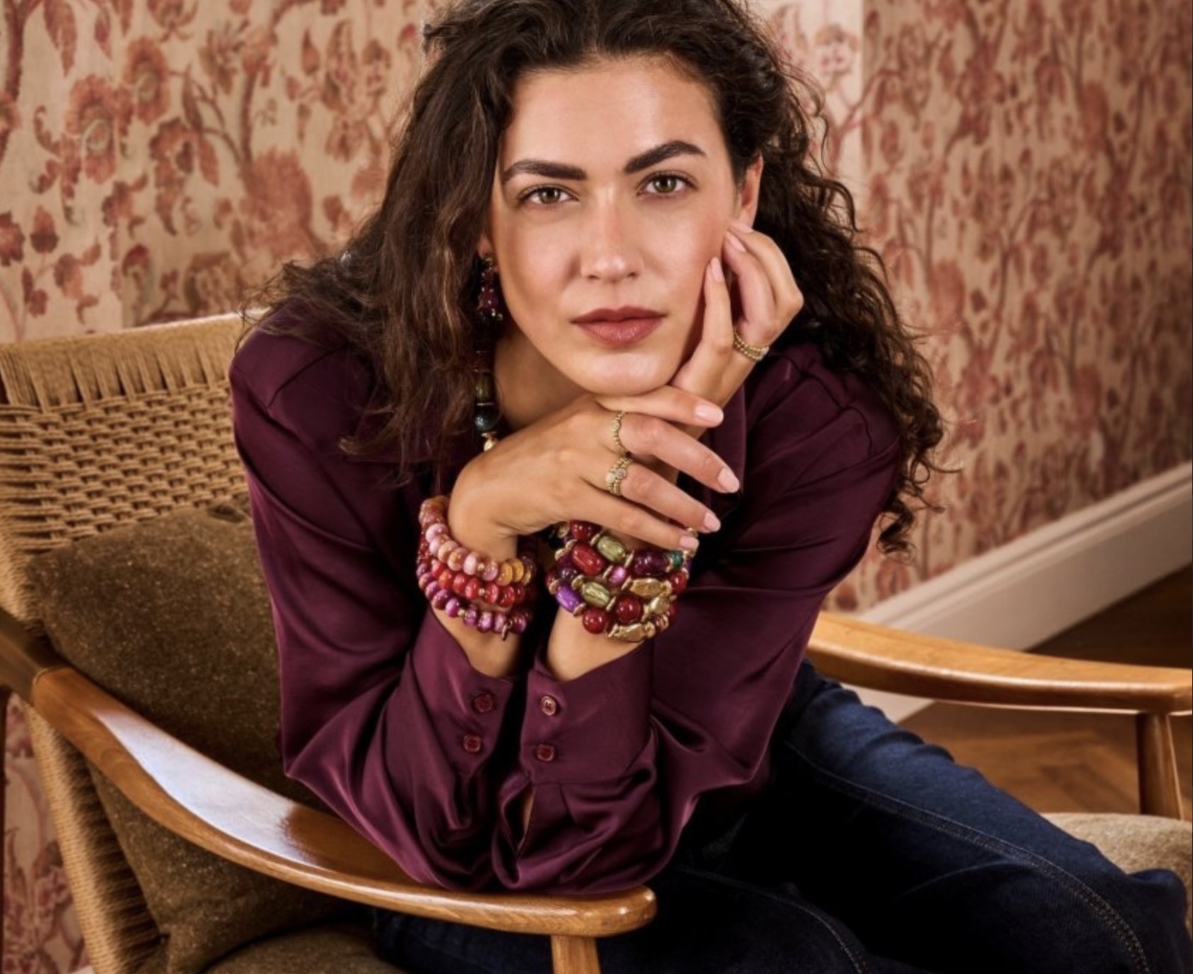 Model met bordeauxrode armbanden en ringen