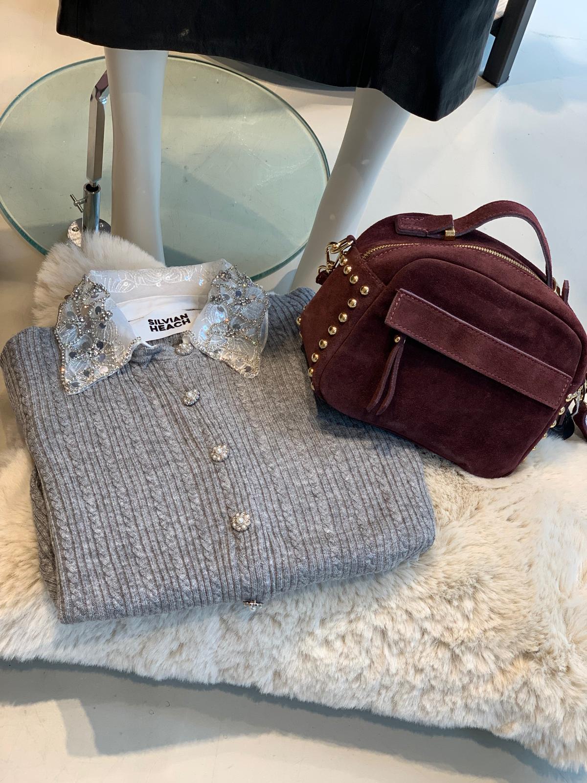 Grijs vest met kraag van Silvian Heach en bordeaux tas