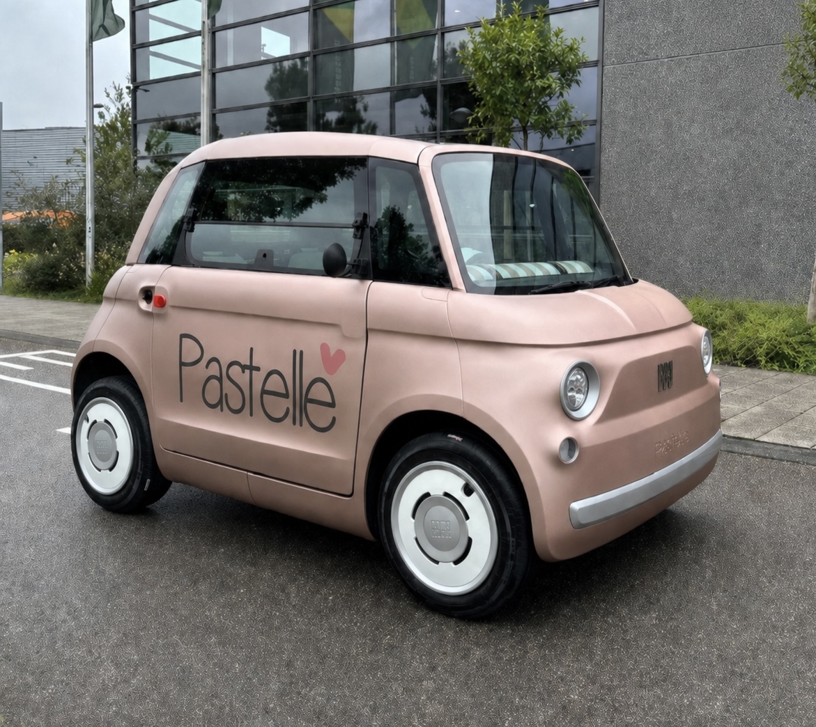 Roze Fiat Topolino met het Pastelle-logo voor een boutique