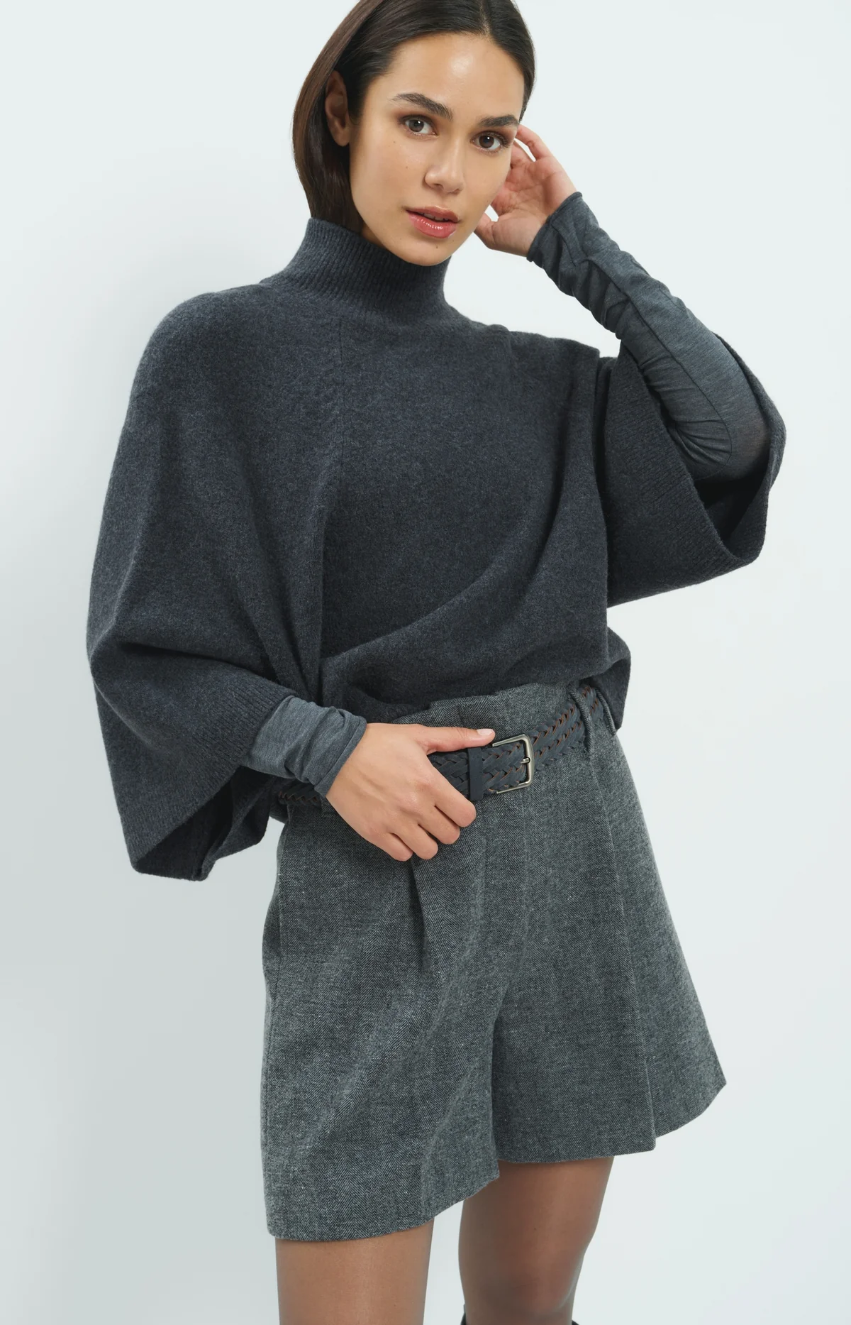 Model in een trui van YAYA met wijde driekwart mouw en hoge neckline in dark antracite melange