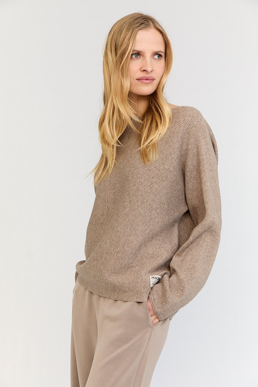Taupe Pullover Leya van Moscow met boothals en ribstructuur
