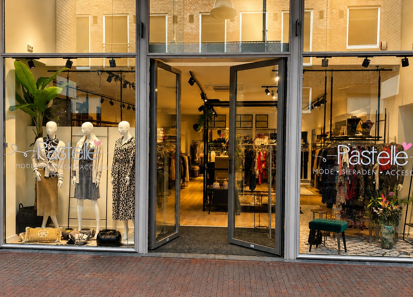 De open entree van Pastelle Nootdorp in De Parade, met etalages en het Pastelle-logo op het glas