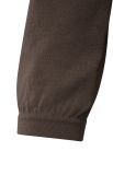 Gebreide trui met boothals en lange mouwen in de kleur bruin.
