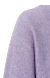 Fijnbrei trui van het merk Yaya met boothals, naaddetail en lange mouwen in de kleur rose purple.