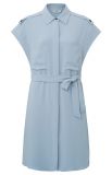 Mouwloos jurkje met borstzakken, schouderdetails en knoopsluiting van het merk Yaya in de kleur blizzard blue.