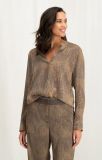 Slangeprint blousetop met v-hals en lange mouwen van het merk Yaya in de kleur bruin.