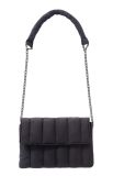 Crossbody tas van het merk Yaya met doorgestikt patroon en hengsel met gedeeltelijke ketting in de kleur zwart.