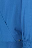 Fijnbrei pullover met overslag en lange mouwen met gesmockte boorden in de kleur cobalt.
