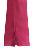 Spijkerbroek met uitlopende pijp met splitje in de kleur fuchsia.