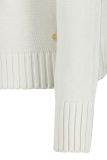 Gebreide trui met polokraag en ribgebreide boorden in de kleur off white.