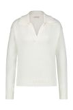 Gebreide trui met polokraag en ribgebreide boorden in de kleur off white.