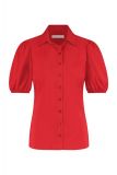 Rode blouse met korte pofmouw, blousekraag en knoopsluiting.