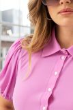 Violet blouse met korte pofmouw, blousekraag en knoopsluiting.