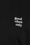 Basic T-shirt met tekst Good Vibes Only en korte mouw om omslag in de kleur zwart.