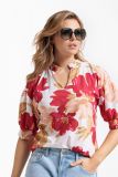 Travel blouse met gesmockte ronde hals met V-Insnede en korte pofmouw van het merk Studio Anneloes in de kleur off white/fuchsia.