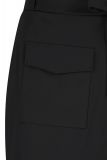 Travel rok met overslag met tailleband met riemlussen en een self fabric riem en een opgestikte klepzak in de kleur zwart.