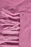 Gebreide shawl met geknoopte kwastjes van het merk Studio Anneloes in de kleur magenta.