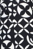 Travelbroek met print in de kleur zwart/off white met wijde rechte pijp en elastieken tailleband.